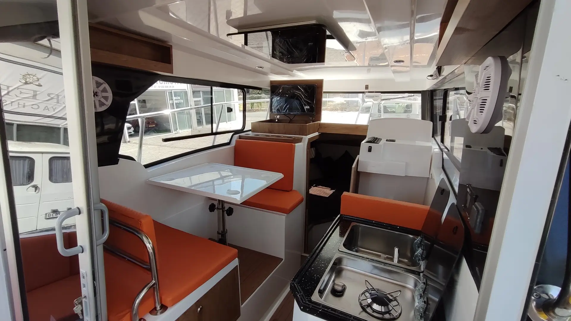 Erefe Pilothouse 8P kokpit mutfak ve dümen konsolu görünümü