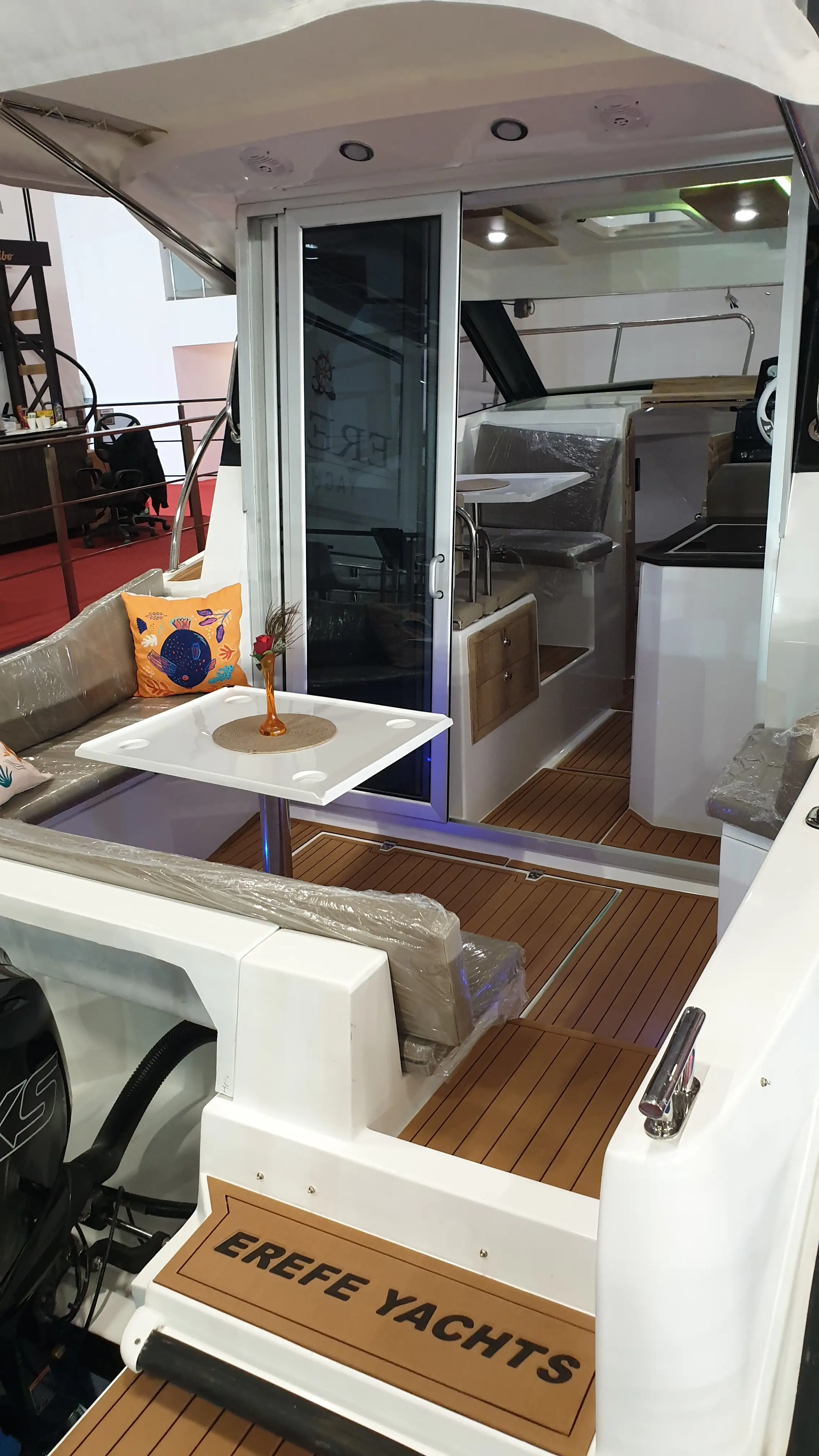 Erefe Weekend 8W sancak arka platform havuzluk görünümü