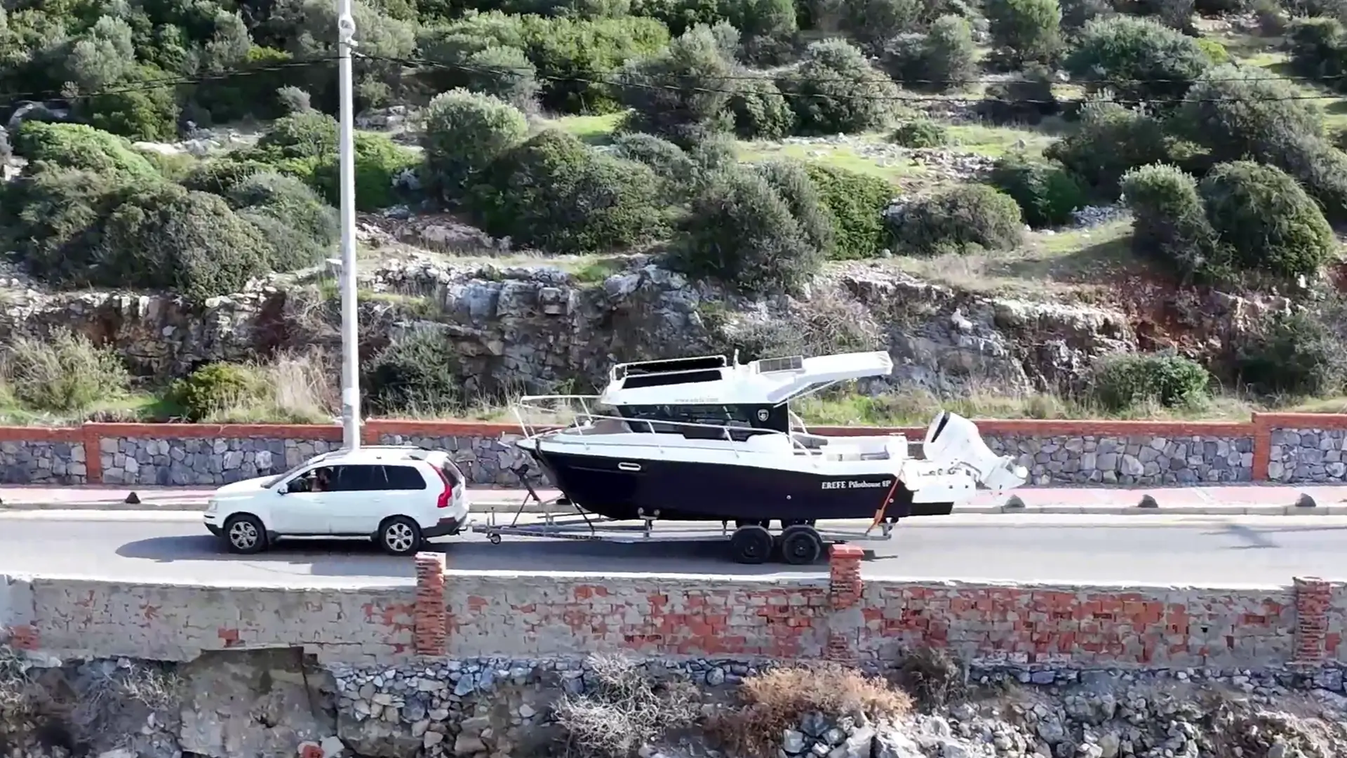 Erefe Pilothouse 8P kabinli motor teknenin araçla çekilen römork üzerindeki görünümü