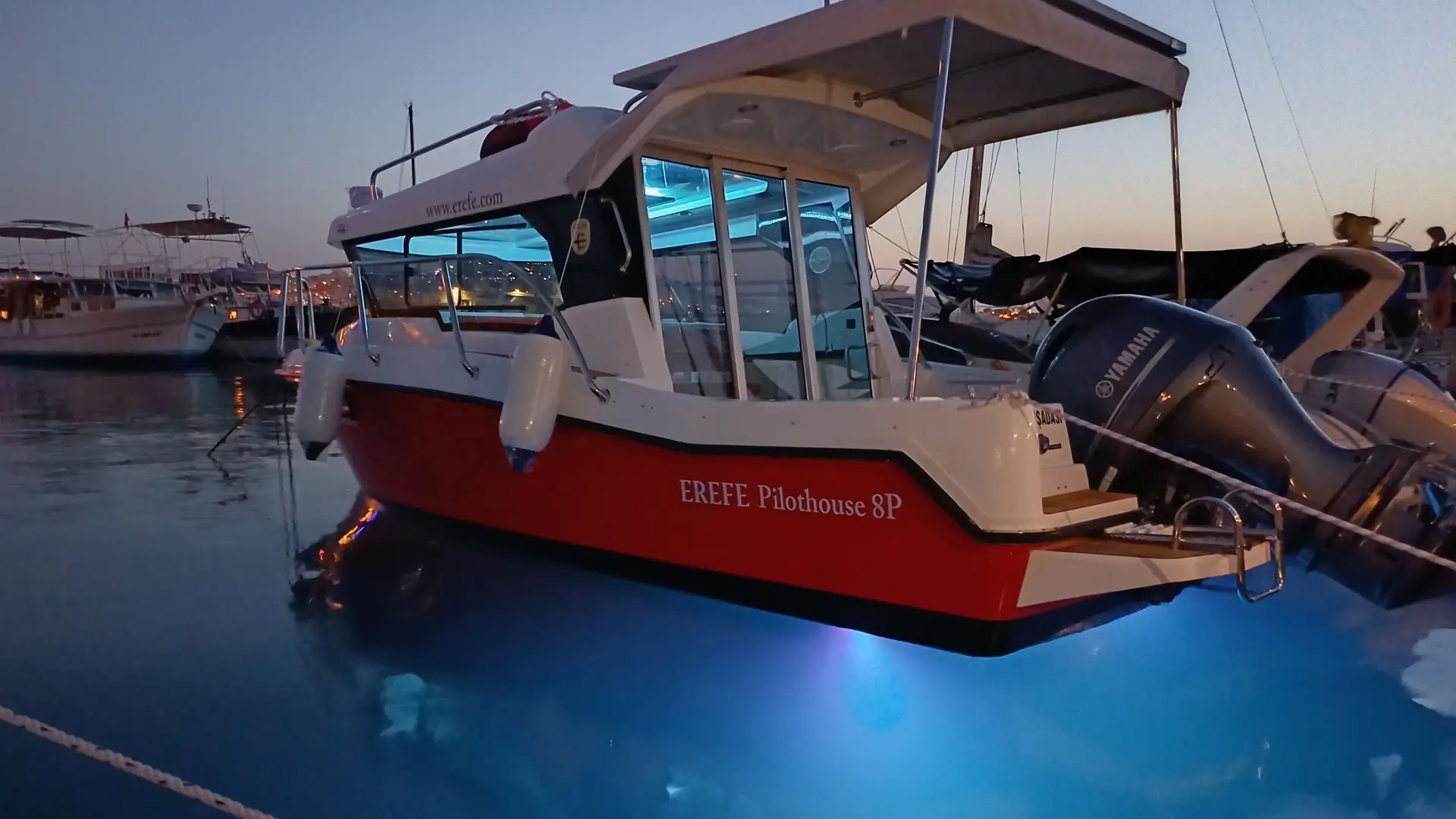 Erefe Pilothouse 8P teknesinin akşam marina görünümü